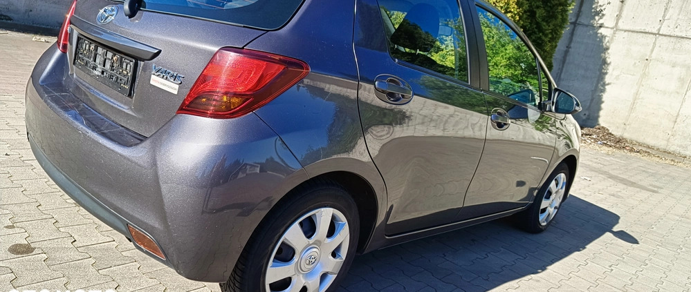 Toyota Yaris cena 23999 przebieg: 270000, rok produkcji 2015 z Wałbrzych małe 277